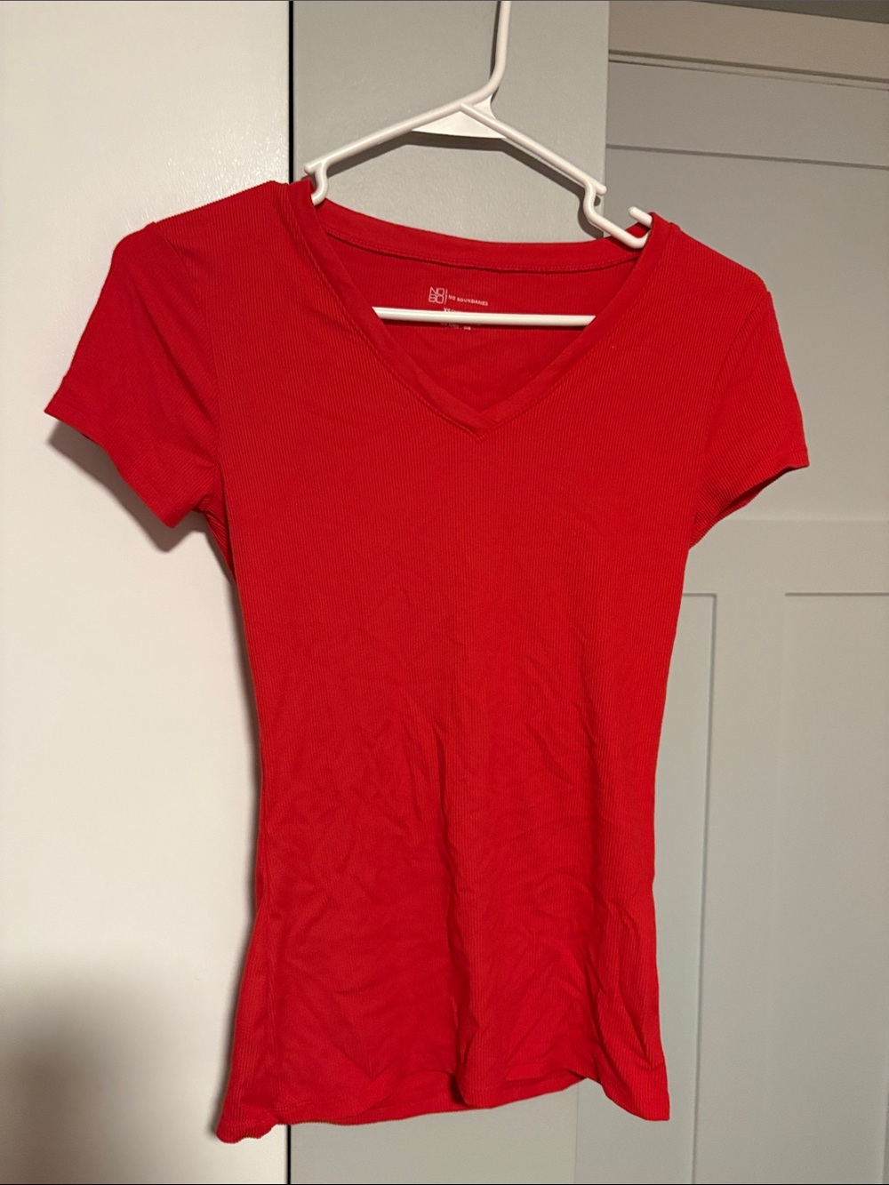 No Boundaries Red Ribbed V‑Neck Short Sleeve Tee